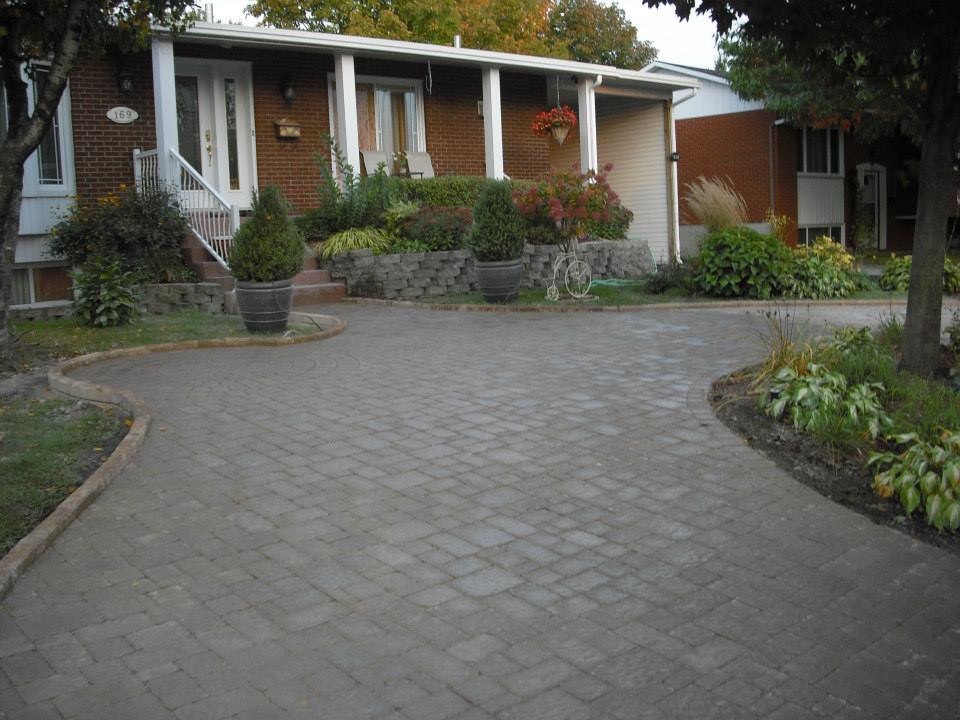 Chantier de pavage en cours