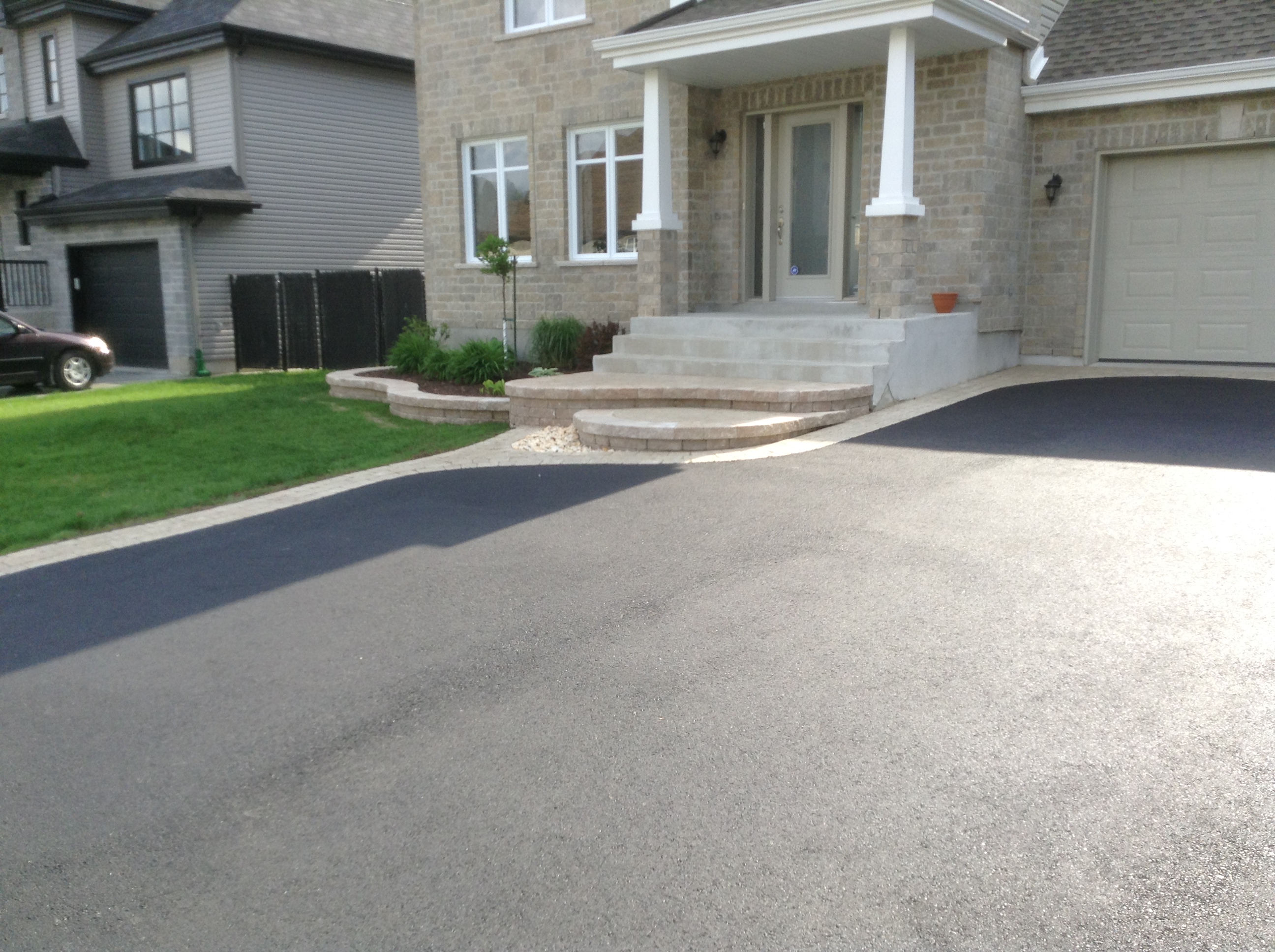Entrée en pavé-uni avec bordures décoratives