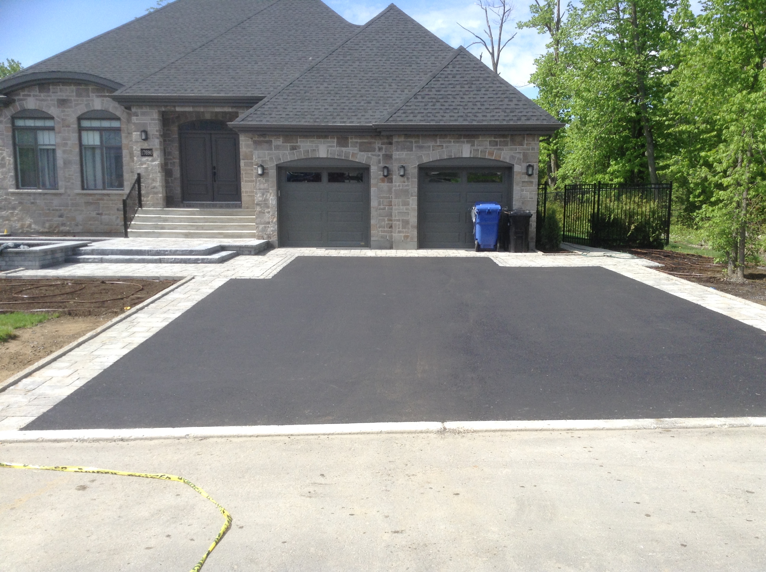 Aménagement paysager en pavé-uni terminé