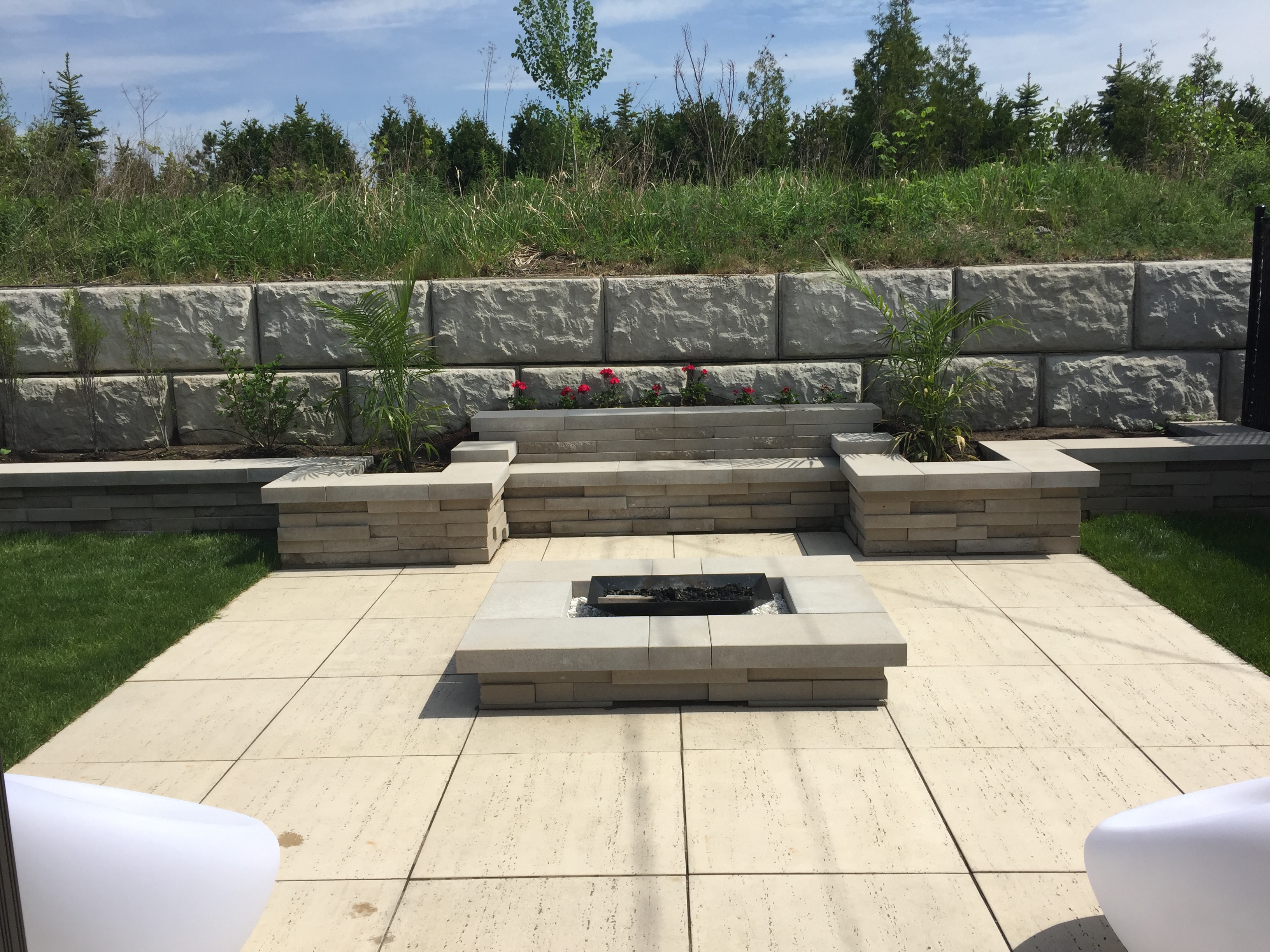 Aménagement extérieur complet en pavé-uni