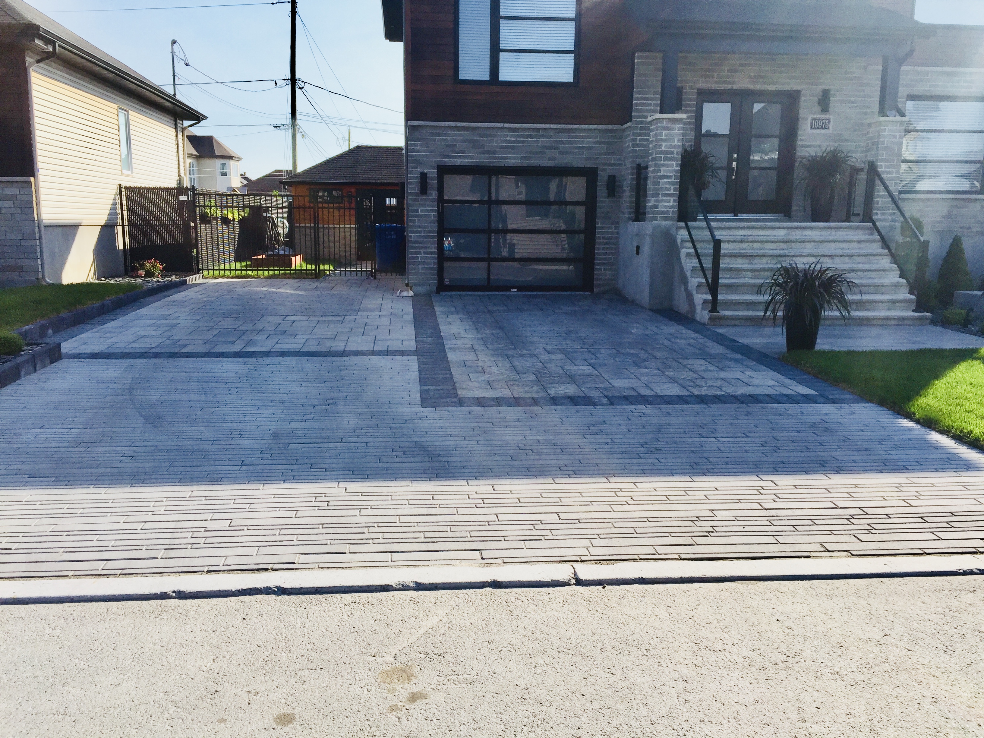 Finition de contour de piscine en pavé-uni