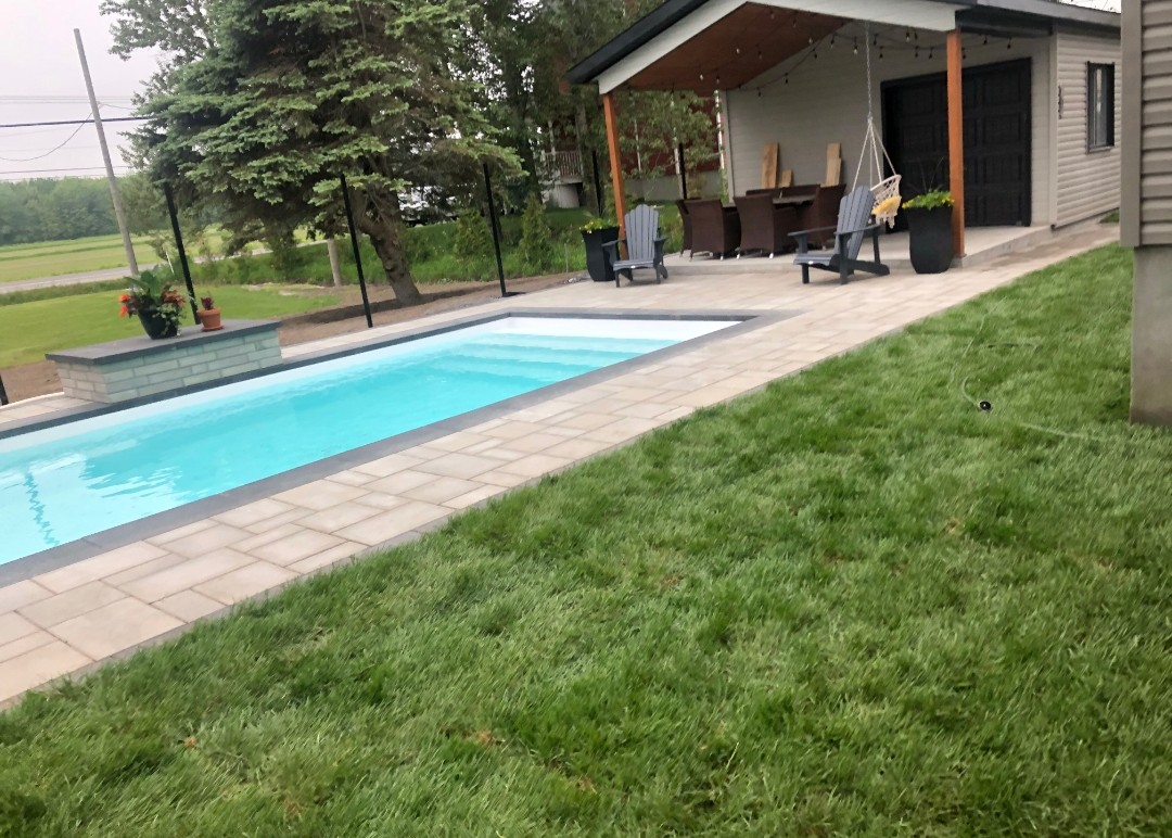 Entrée en asphalte fraîchement pavée